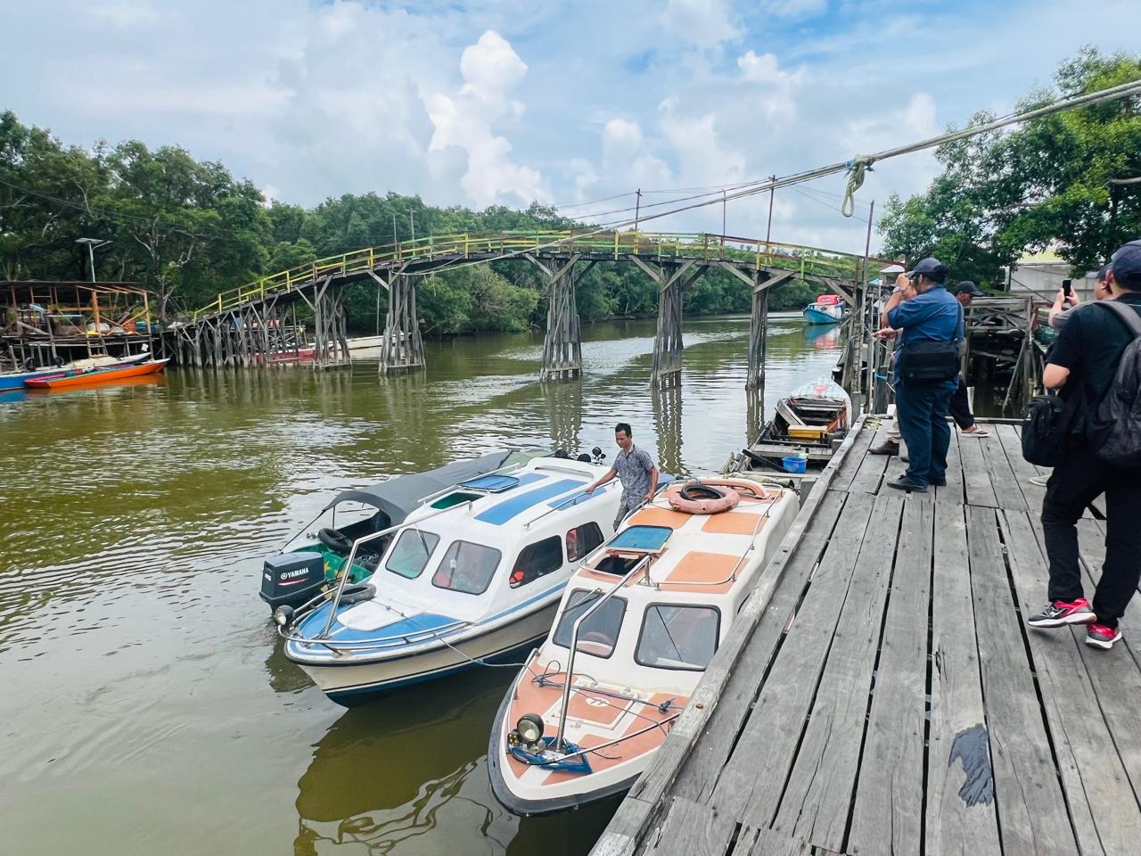 Dermaga perahu dan speed boat di Desa Sepatin.