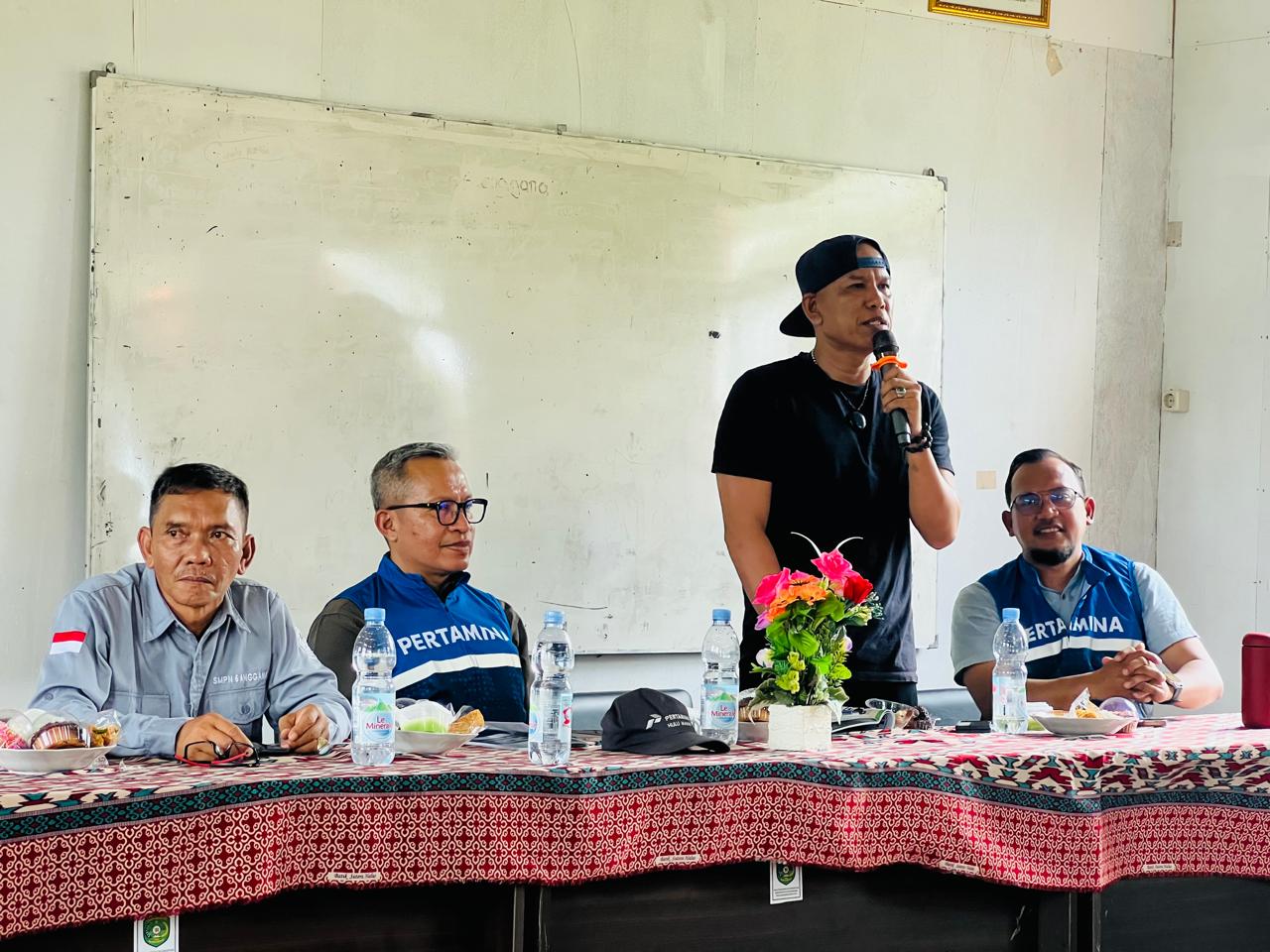 Kepala SMPN 6 Desa Sepatin, Anggana, Tandarman (paling kiri).