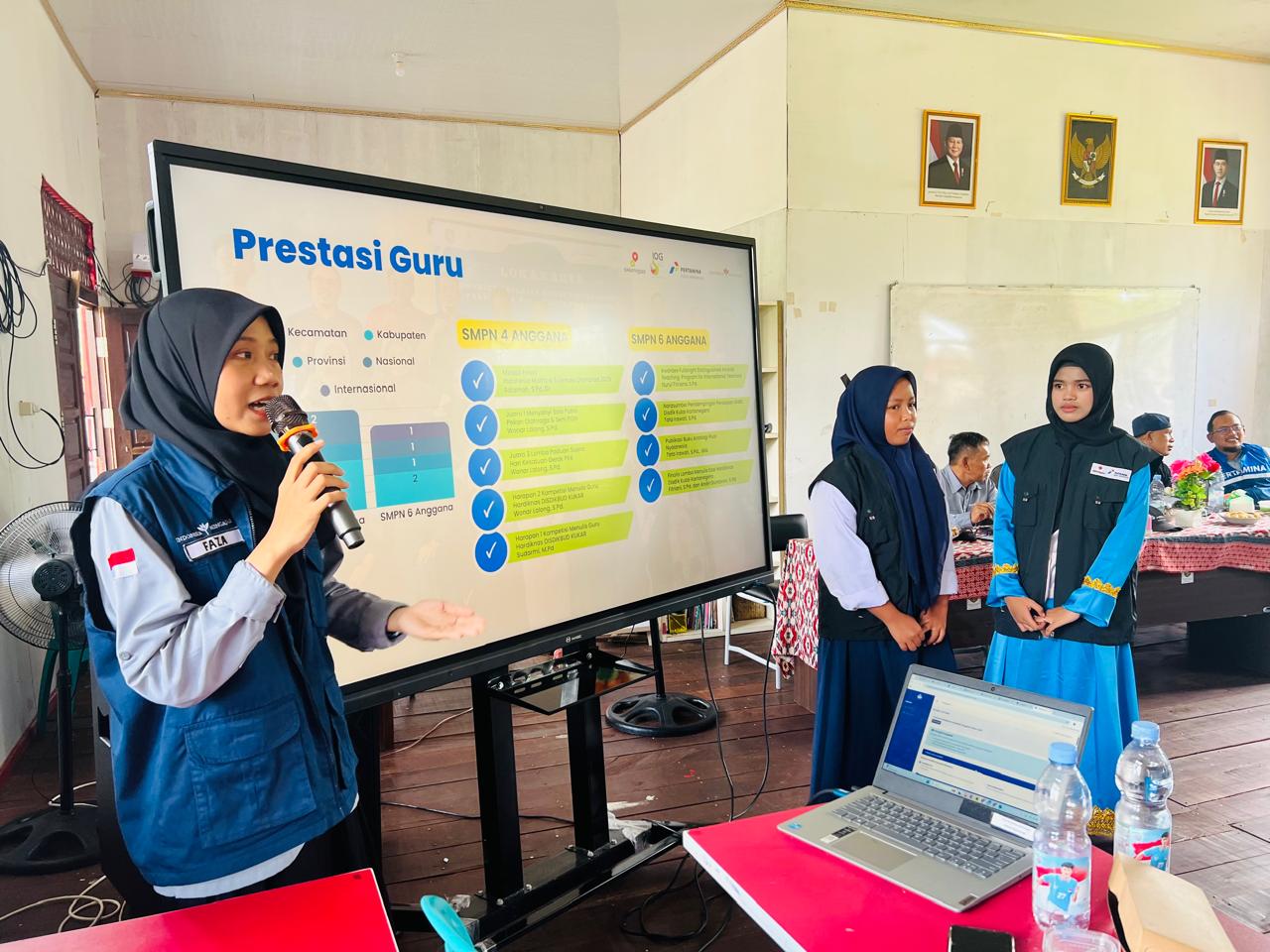 Naila Faza Kamila (kiri) menjelaskan perjalanan guru penggerak dan prestasi.
