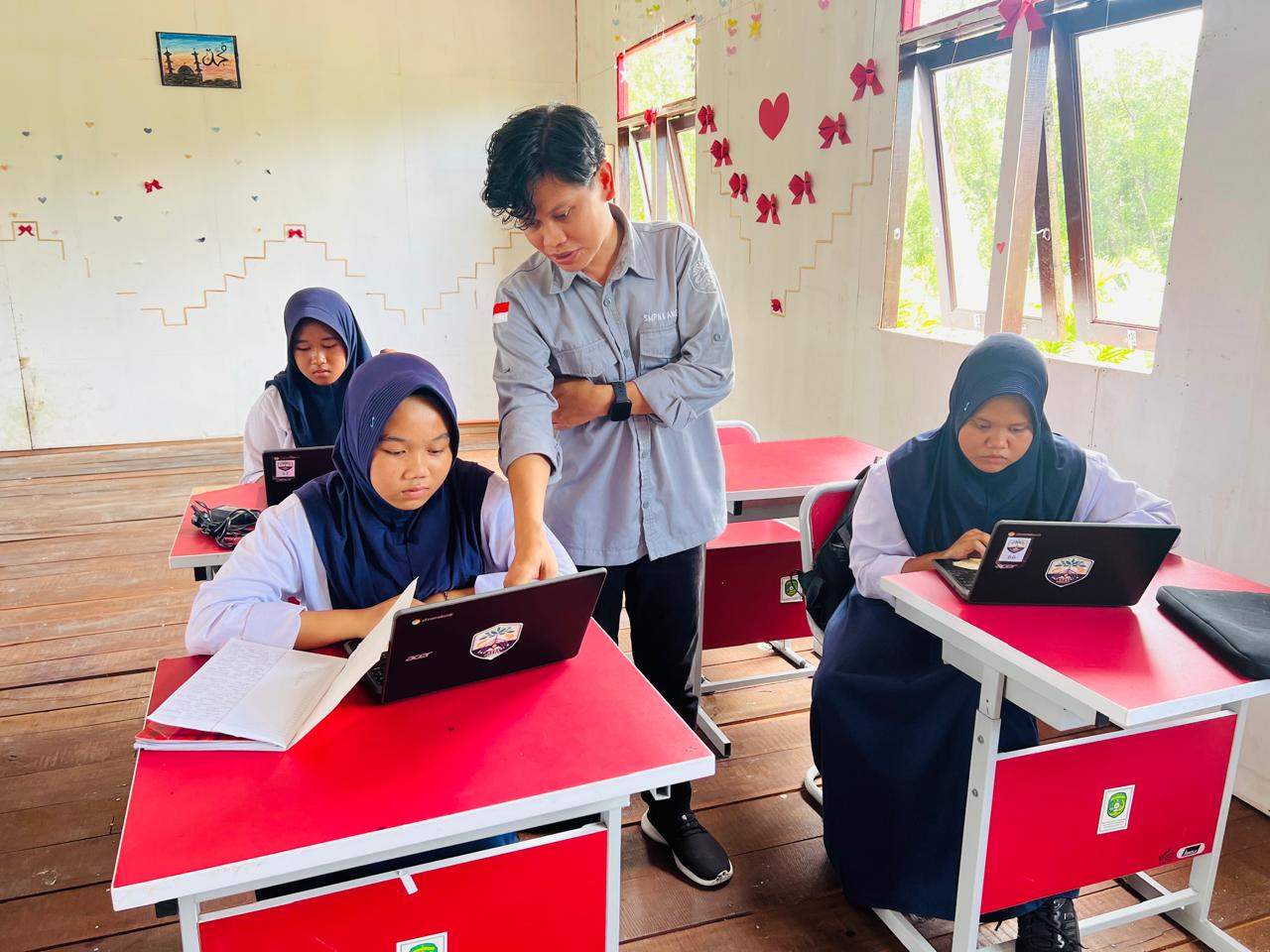 Riski, guru tetap PNS yang mengajar PPKN di SMPN 6 Anggana.