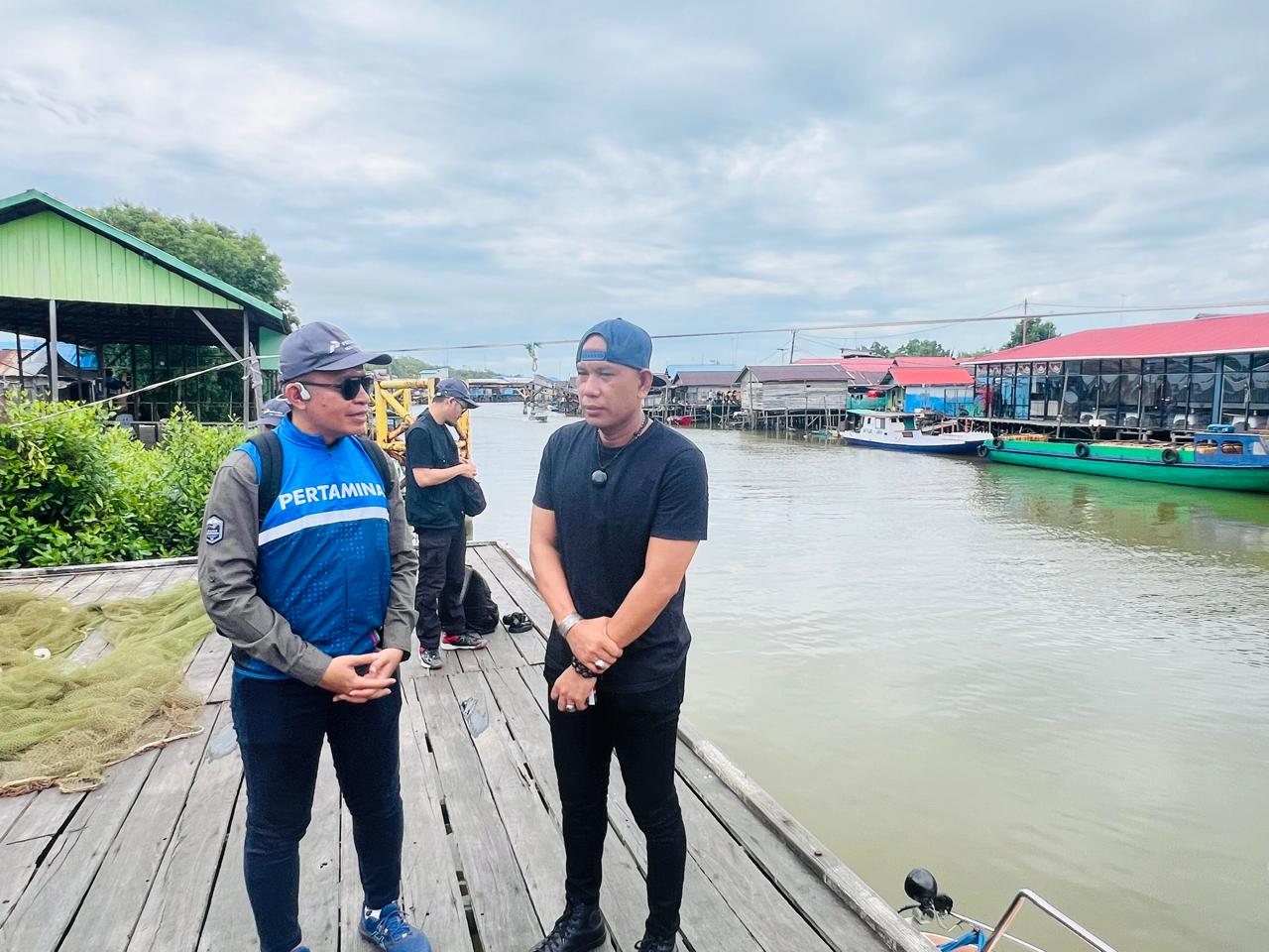 Kepala Desa Sepatin Arianto Juanda (kanan) menyambut Achmad Krisna.