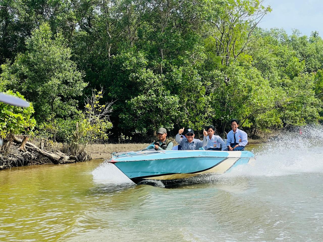 HARAPAN DAN SEMANGAT BARU: Kepala SMPN 6 Anggana bersama anak didiknya menggunakan speed boat untuk menuju desa lainnya (foto-foto: wawan lastiawan/prokal).