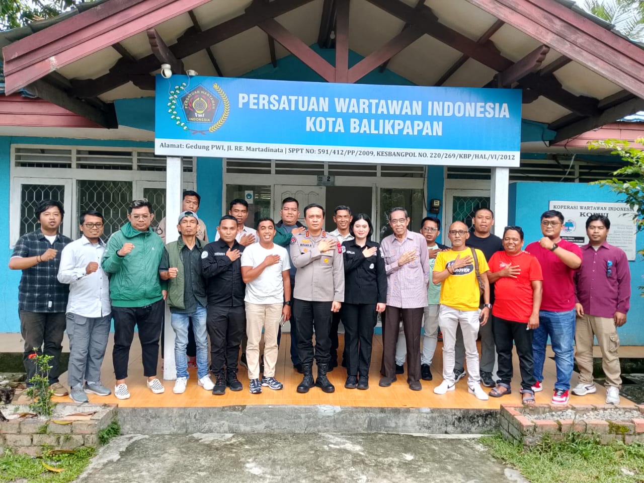 BERSINERGI: AKBP Musliadi M bersama Ketua PWI Kota Balikpapan, Debi, beserta jajaran pengurus dan anggota, Kamis, 23 Oktober 2025.