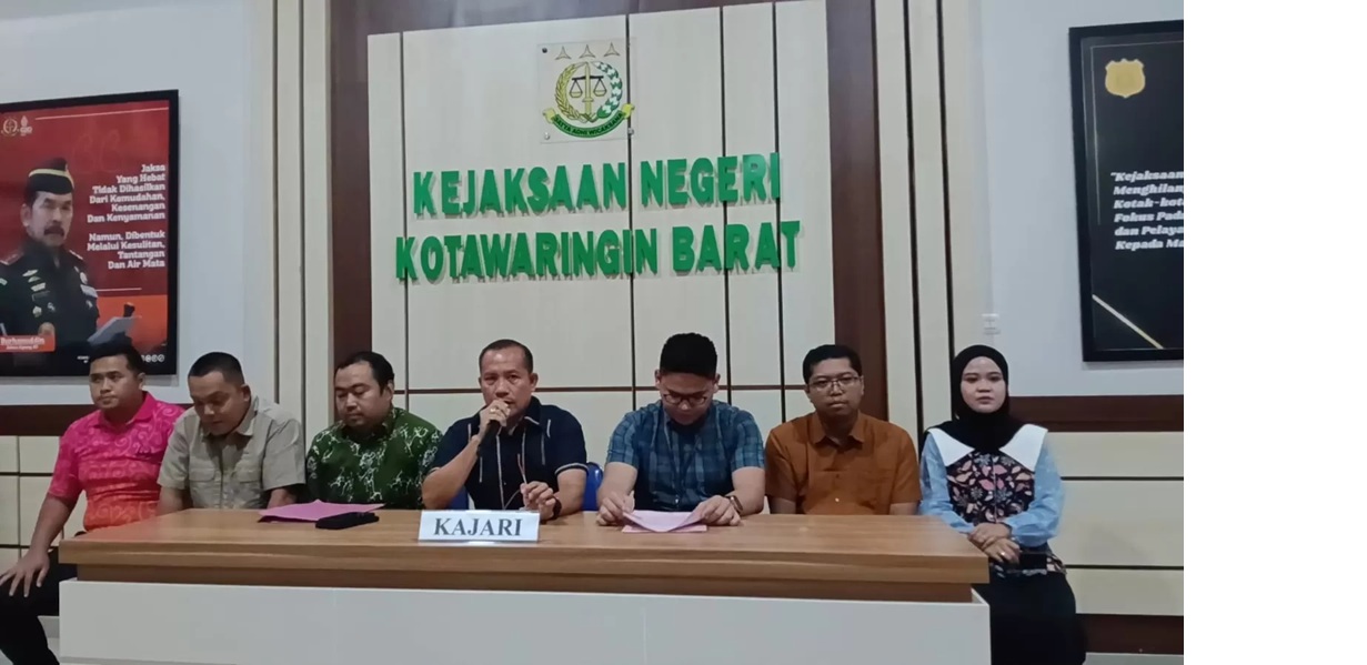 Kepala Kejaksaan Negeri Kotawaringin Barat didampingi para kasi, memberikan keterangan penetapan tersangka dalam kasus pabrik tepung ikan, Jumat 24 Oktober 2025 (Koko Sulistyo/Radar Sampit)