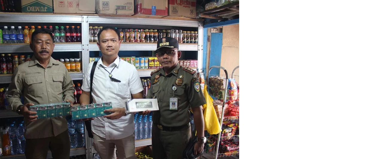 OPERASI GABUNGAN: Penindakan peredaran rokok ilegal yang masih ditemukan di pertokoan Kabupaten Seruyan.