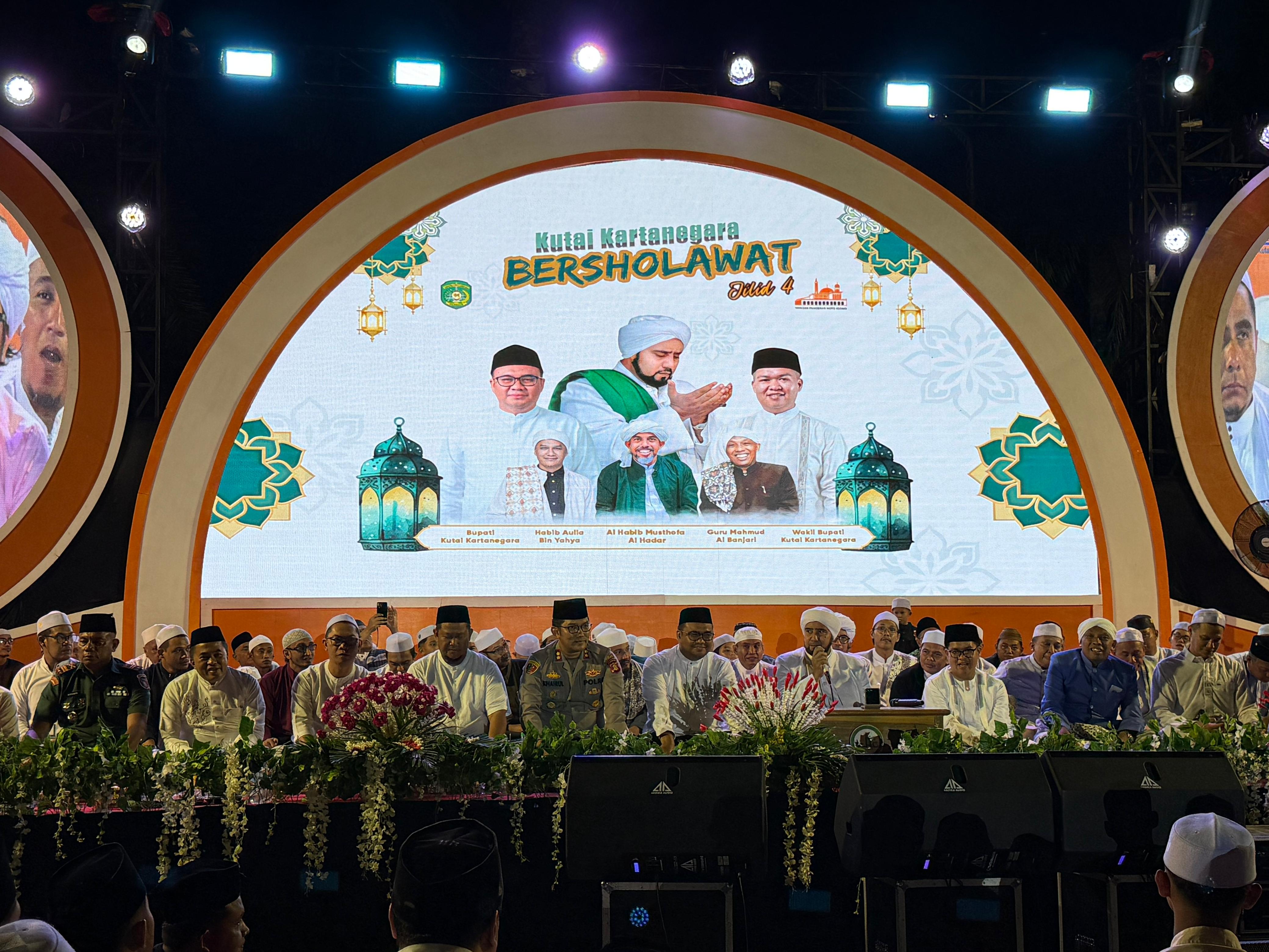 Perhelatan Kukar Bersholawat ke-4 yang dipimpin Habib Syech di Tenggarong (Elmo/Prokal.co)