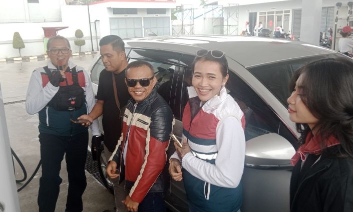 Alexander Susilo (tengah) bersama manajemen PT Pertamina Patra Niaga Region Kalimantan usai menyapa dan berbincang dengan konsumen yang mengisi BBM di SPBU Batakan Balikpapan.