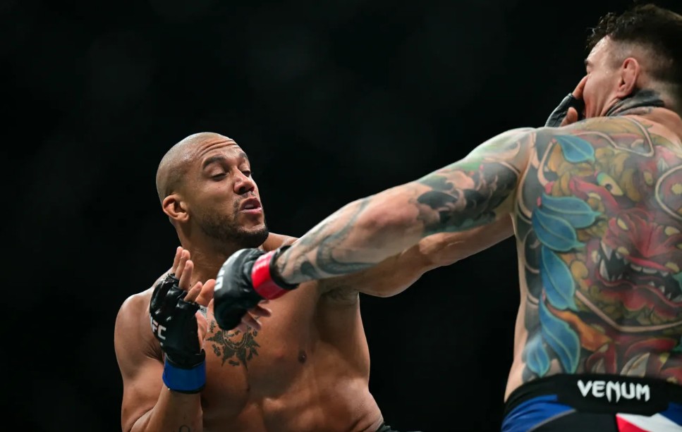 Insiden colok mata yang bikin Aspinal tak mau lanjutkan pertandingan.