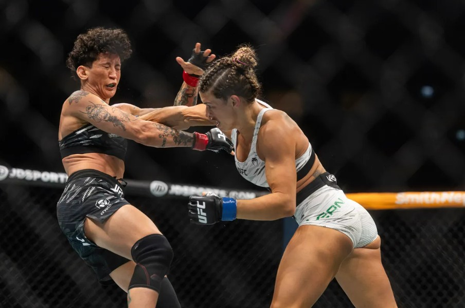 Pertarungan Dern (kanan) versus Virna.