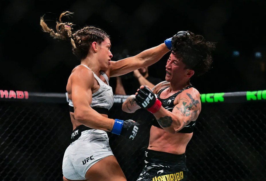 Pertarungan Dern (kiri) versus Virna Jandiroba. (MMA JUNKIE)