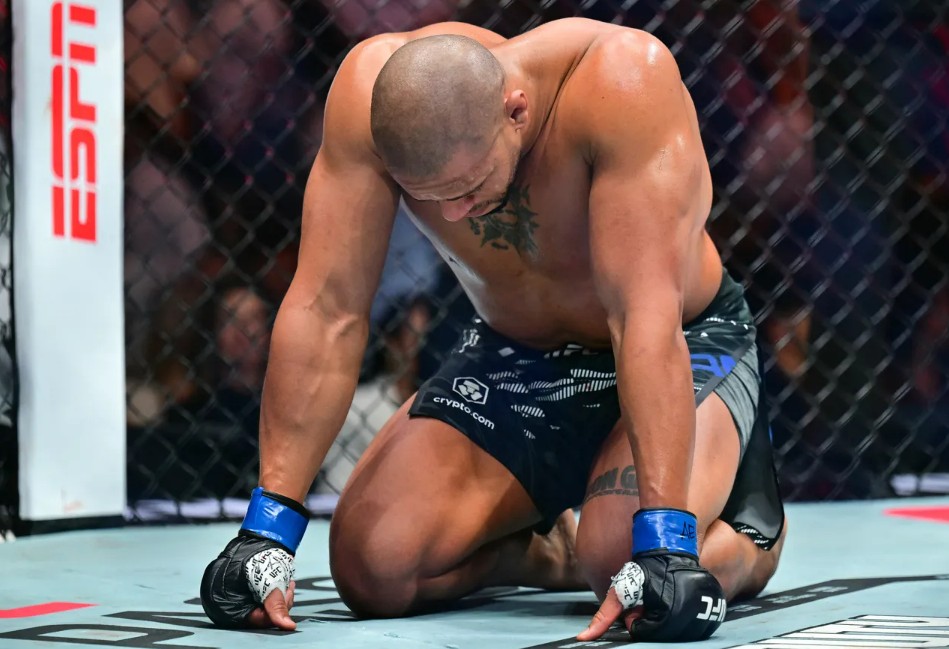 Ciryl Gane tampak menyesal usai insiden colok mata.