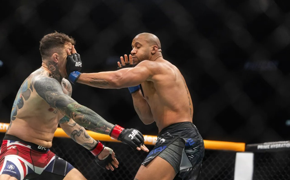 Insiden colok mata yang membuat Tom Aspinal tak mau lanjutkan pertandingan.