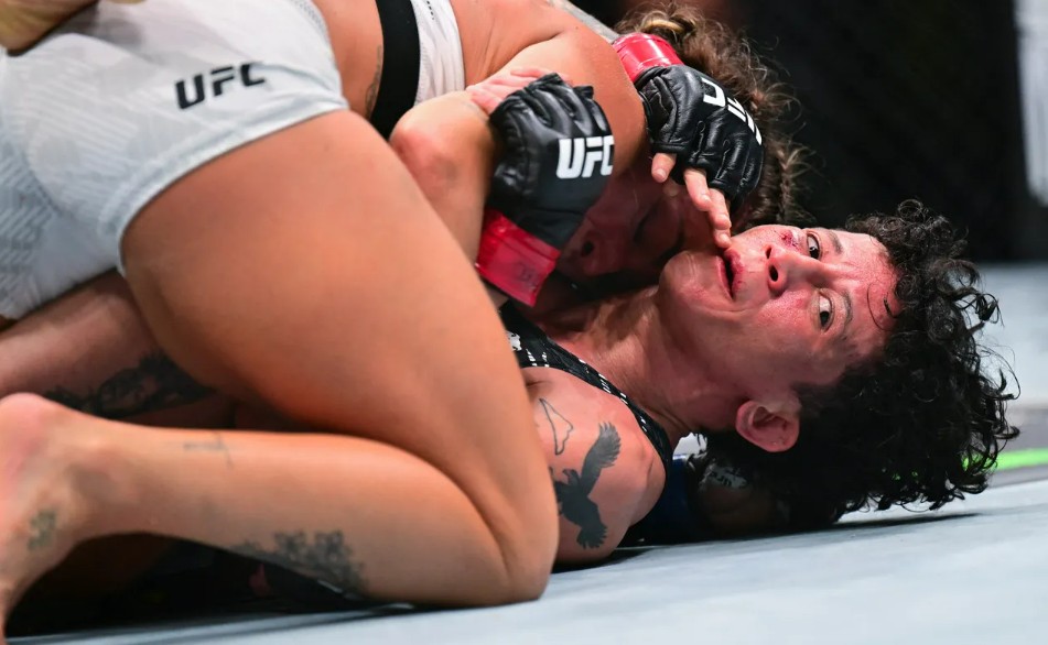 Virna Jandiroba di take down oleh Dern.