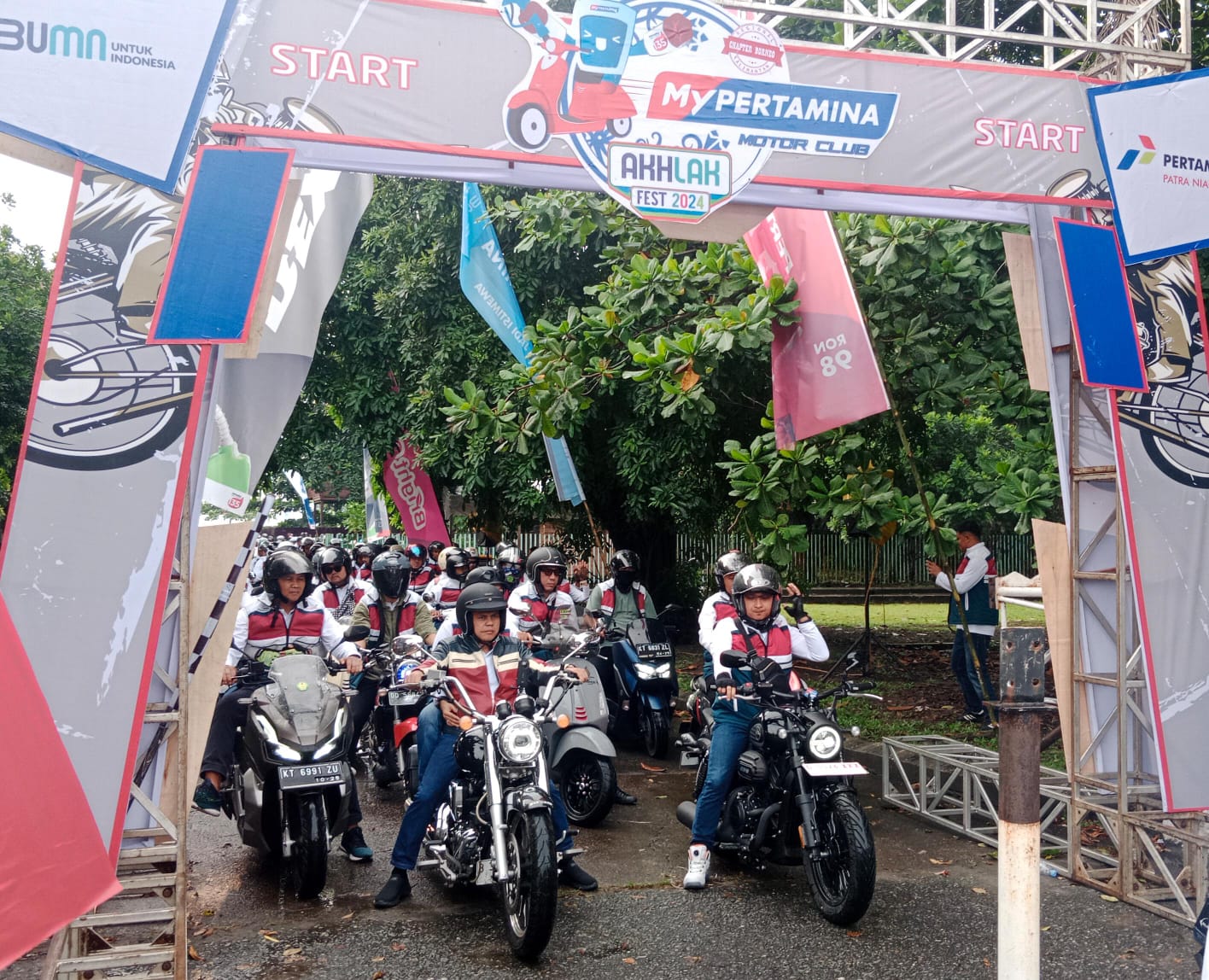 Alexander Susilo (dua kiri) bersama rider MyPertamina Motor Club Regional Kalimantan saat lepas start. (foto-foto: wawan lastiawan/prokal.co)