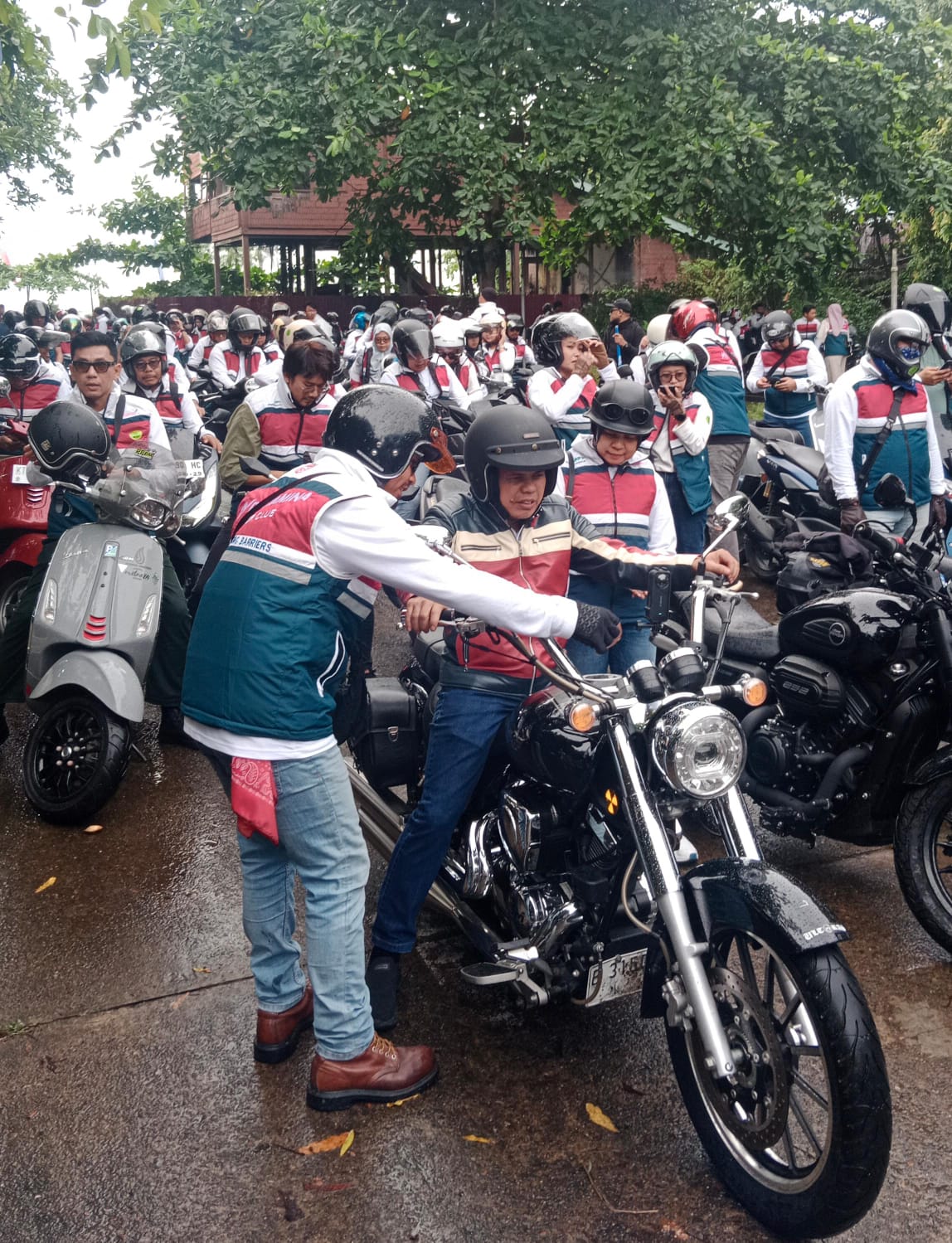 Alexander Susilo jadi anak motor menunggangi motor jens cruiser.