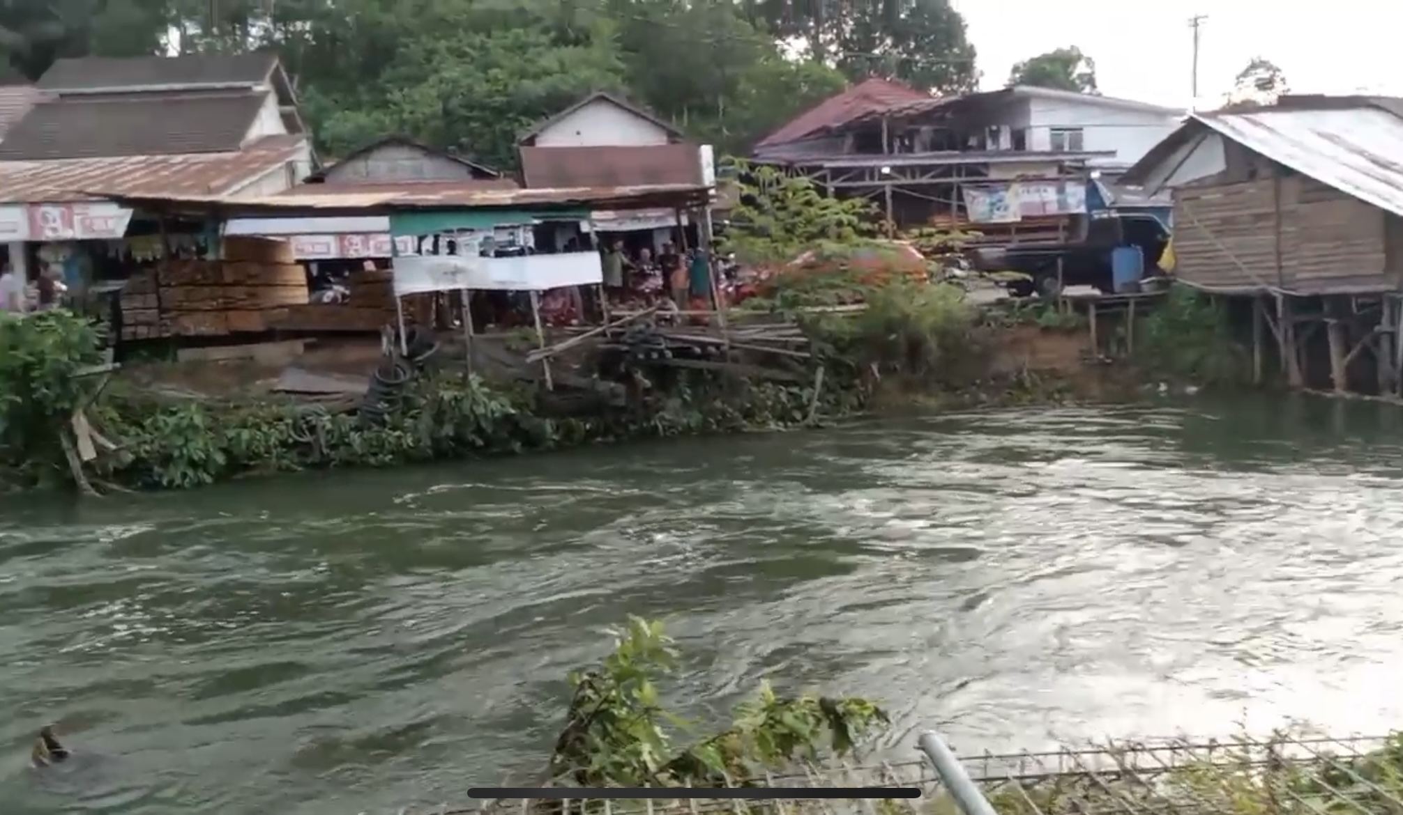 DERAS: Lokasi bocah terseret arus saat berenang di Sungai Karang Mumus aliran Waduk Benanga, Kota Samarinda, Provinsi Kaltim, Senin, 27 Oktober 2025, sekitar pukul 16.30 Wita.