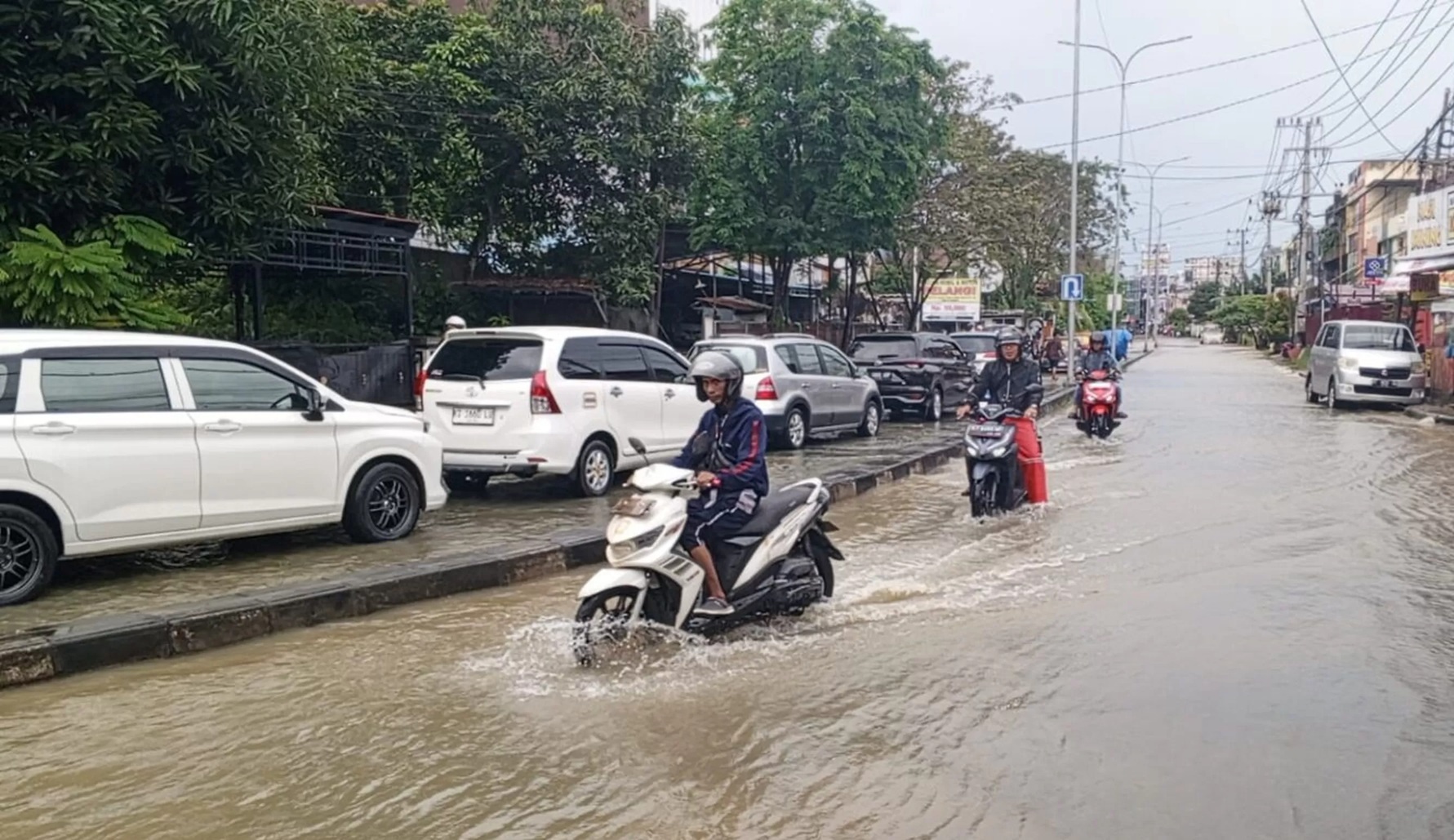 Awan hitam menggantung di langit Balikpapan, menandakan potensi hujan petir yang diperingatkan BMKG Kalimantan Timur.