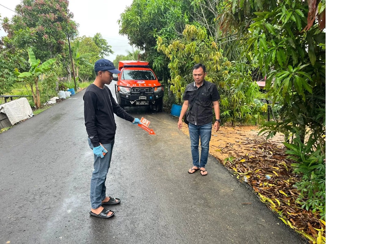 Anggota Satreskrim Polres HSU saat identifikasi di lokasi kejadian. (Foto Polres HSU) (Foto Polres HSU)