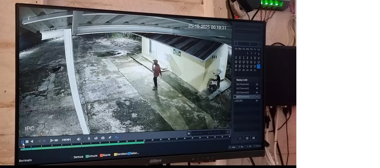 Chandro Nababan terekam kamera CCTV saat memasuki area Masjid Darul Muslimin, Sungai Siring.