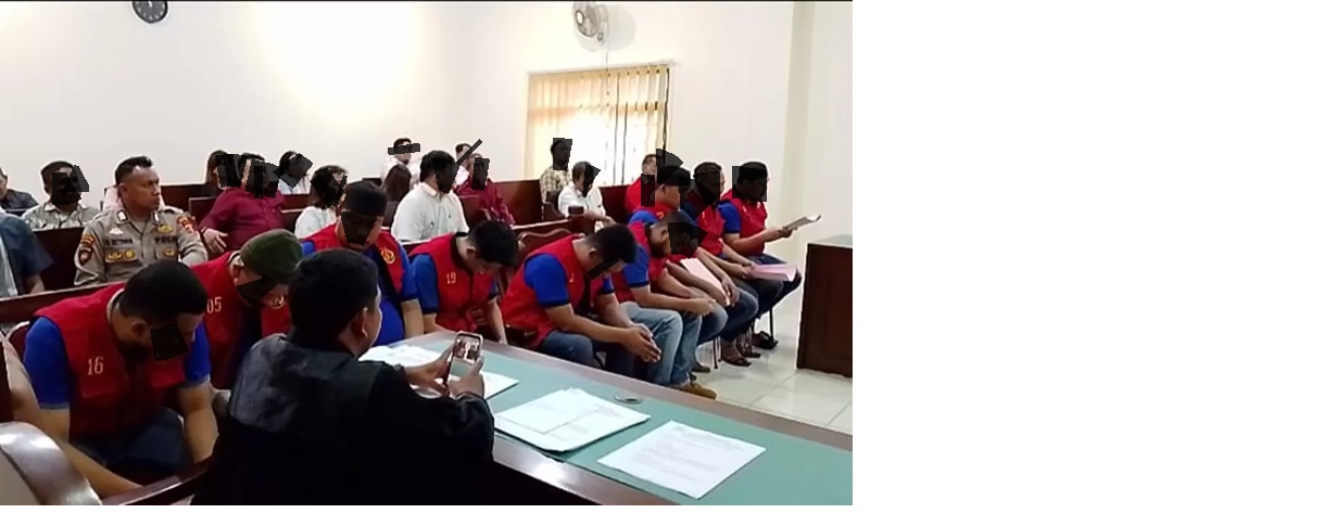 DIHUKUM BERAT: 9 terdakwa secara bergantian membacakan pembelaan di persidangan. (MOESO/BALPOS)