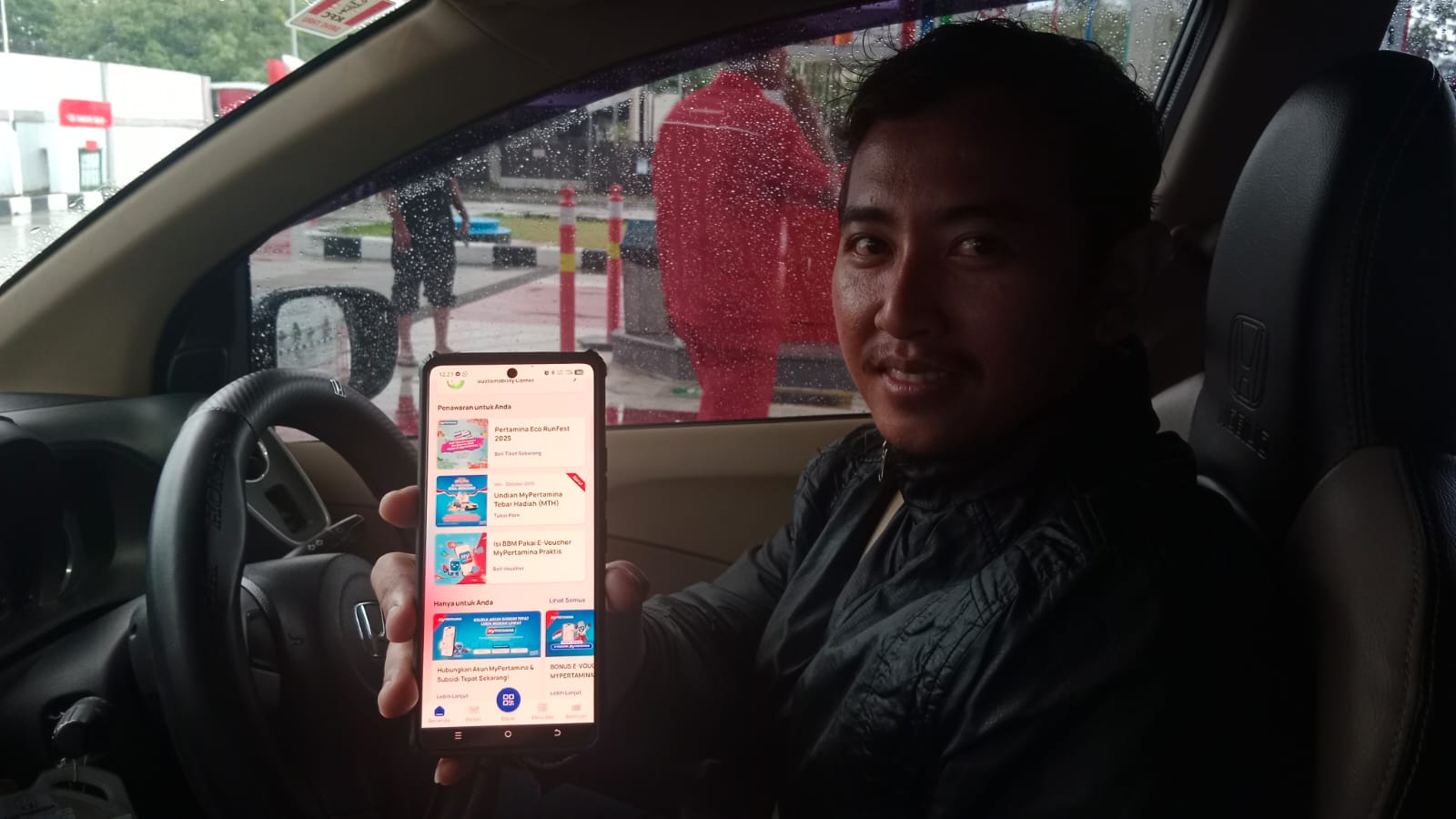 Falah Danu menunjukkan aplikasi MyPertamina. Ia sering gunakan karena mudah saat pengisian BBM dan banyak promo menarik.