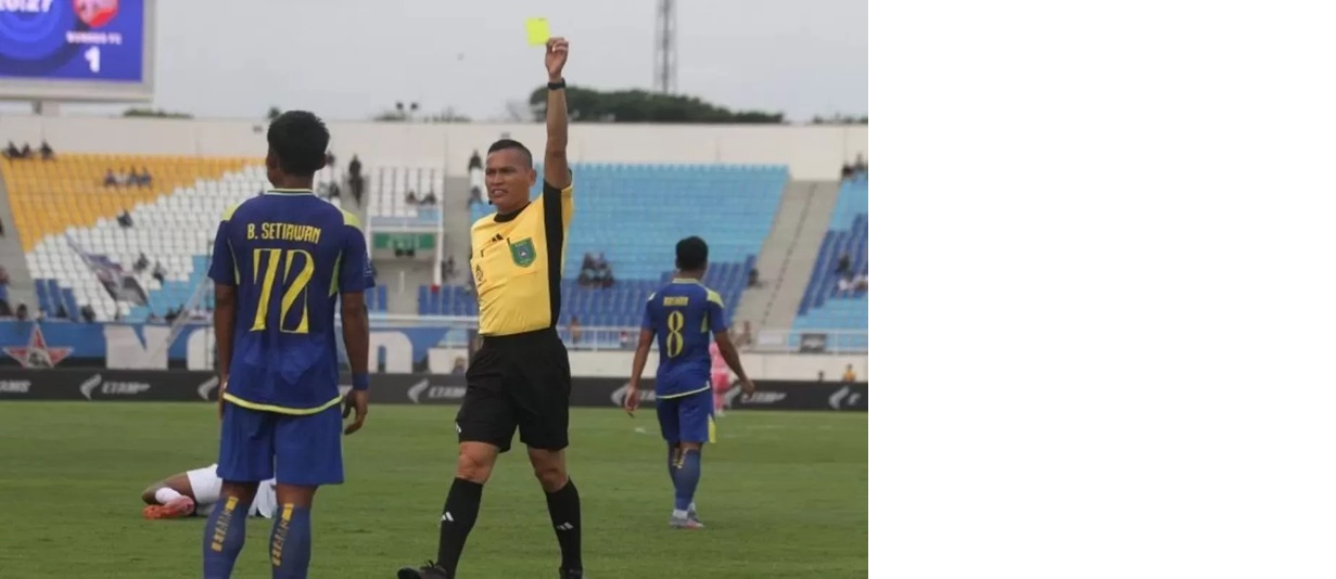 DUA MERAH: Wasit Steven Yubel Poli memberi hukuman kartu kuning pada pemain Arema FC Bayu Setiawan (kiri). ( (Ari Bowo Sucipto/Antara))