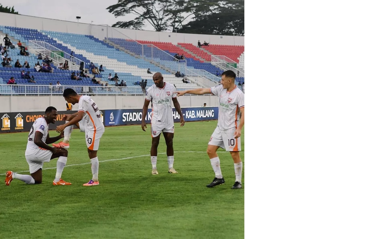 Pemain Borneo FC merayakan gol kedua yang dicetak Douglas Coutinho saat mengalahkan Arema Malang 3-1, Minggu (26/10/2025).