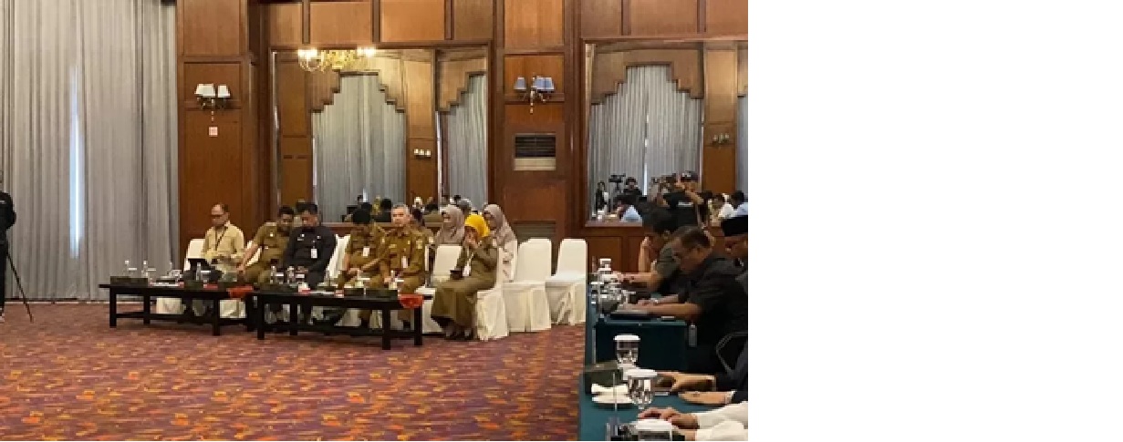 Para pejabat OPD menghadiri rapat paripurna di Hotel Gran Senyiur.