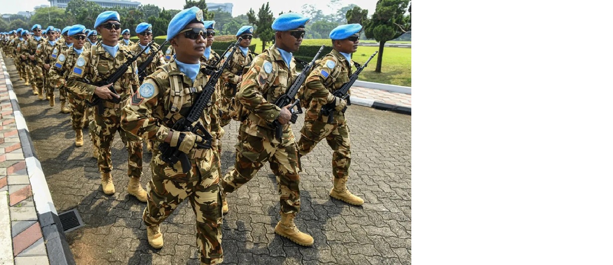 Pasukan Kontingen Garuda UNIFIL melakukan defile.
