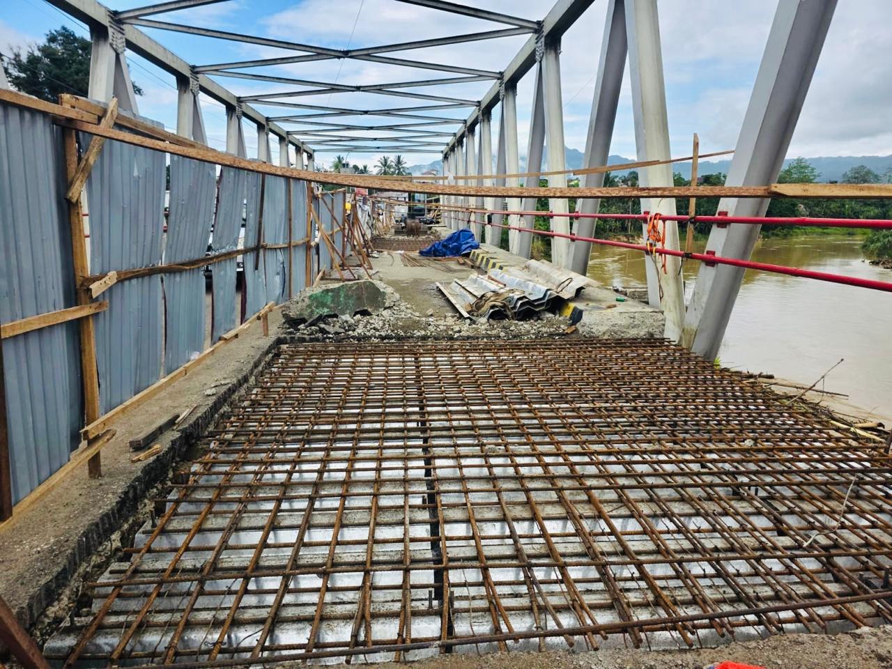 DITUTUP: Proses pengecoran Jembatan Batu Sopang di Kabupaten Paser, Selasa, 28 Oktober 2025.