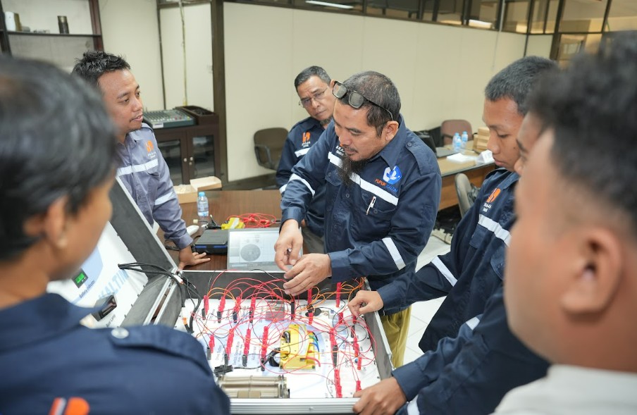 Pupuk Kalimantan Timur (Pupuk Kaltim) bekali masyarakat keterampilan konversi motor listrik.