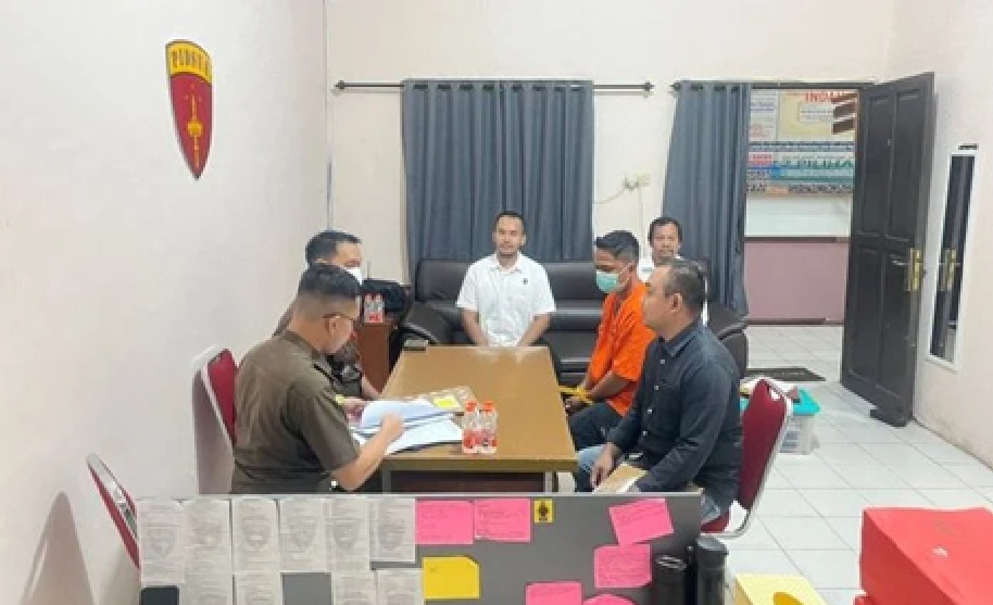 Kasat Reskrim Polres Gumas AKP Faisal Firman Gani didampingi PS Kanit Tipidkor Aiptu Holong Siregar melakukan pelimpahan berkas perkara tahap dua kasus dugaan korupsi dana desa, Senin (27/10/2025).