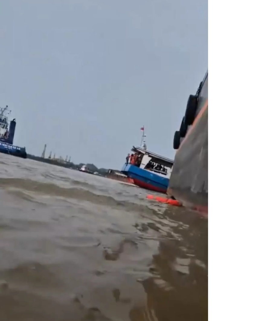 Insiden tongkang tabrak klotok yang terjadi di Sungai Mahakam. Sementara itu pencarian 8 awak klotok yang hilang di perairan Muara Pantuan masih dilakukan tim SAR. (IST)