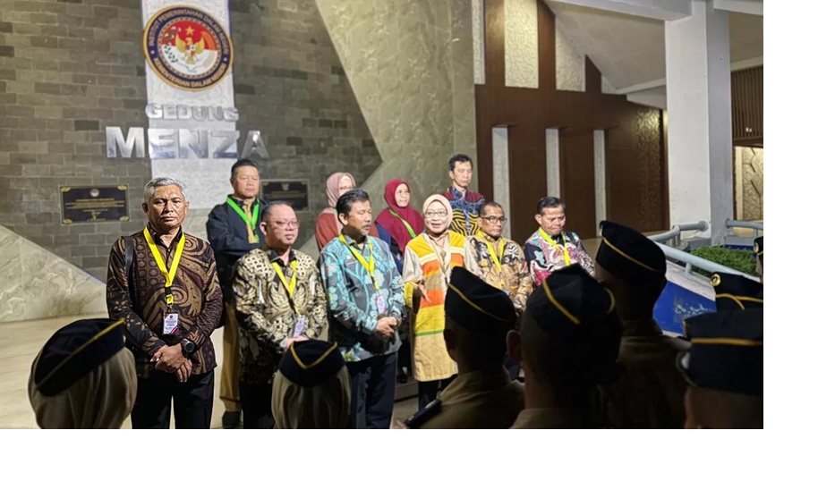 KUNJUNGI PRAJA: Sekda Sri Wahyuni bersama Sekda se-Kaltim mengunjungi para Praja asal Kaltim yang sedang menempuh pendidikan di IPDN.