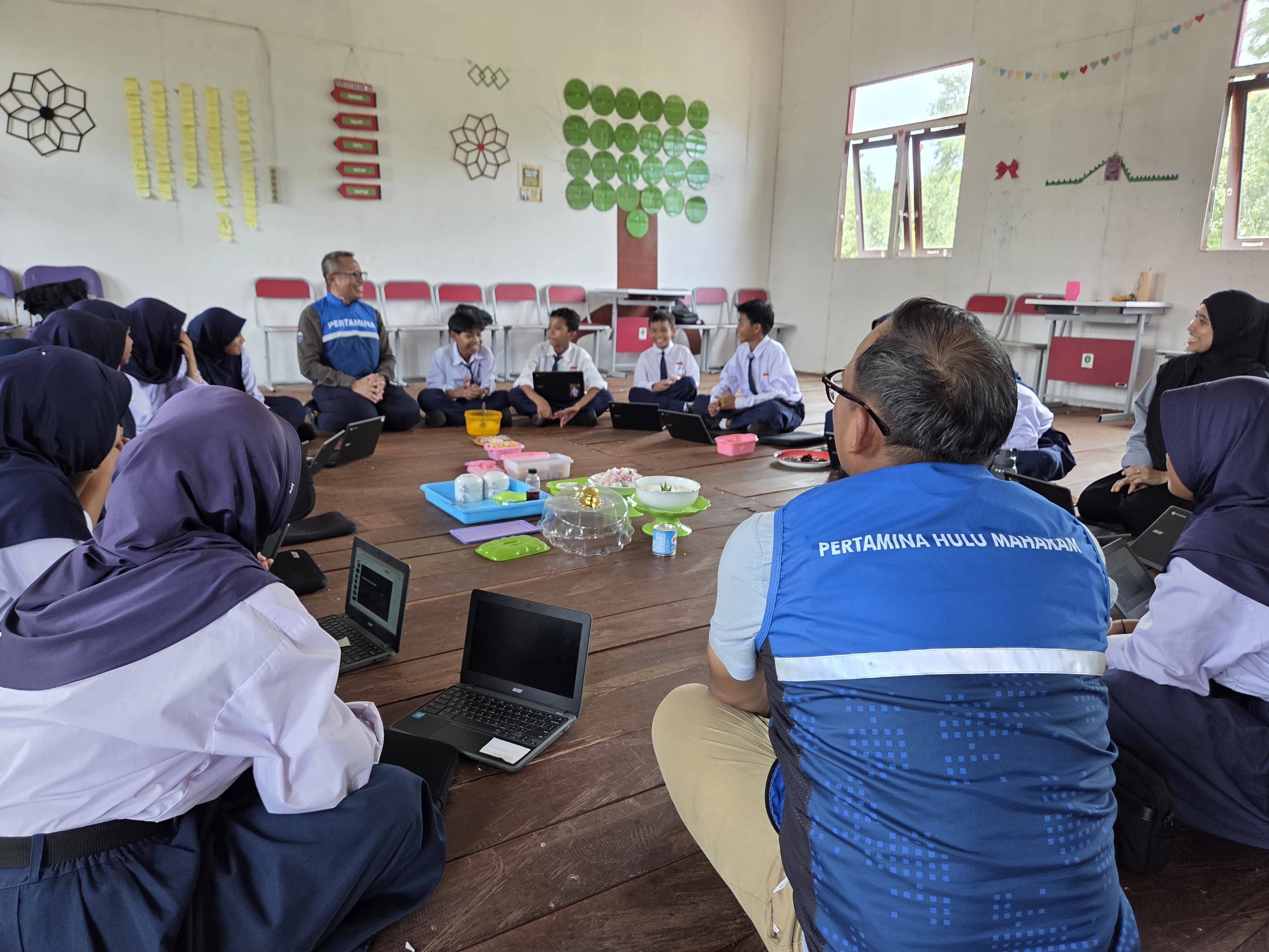 Suasana pembelajaran di kelas SMPN 6 Anggana, penerima program Sekolah Negeri Terapung Pertamina Hulu Mahakam.