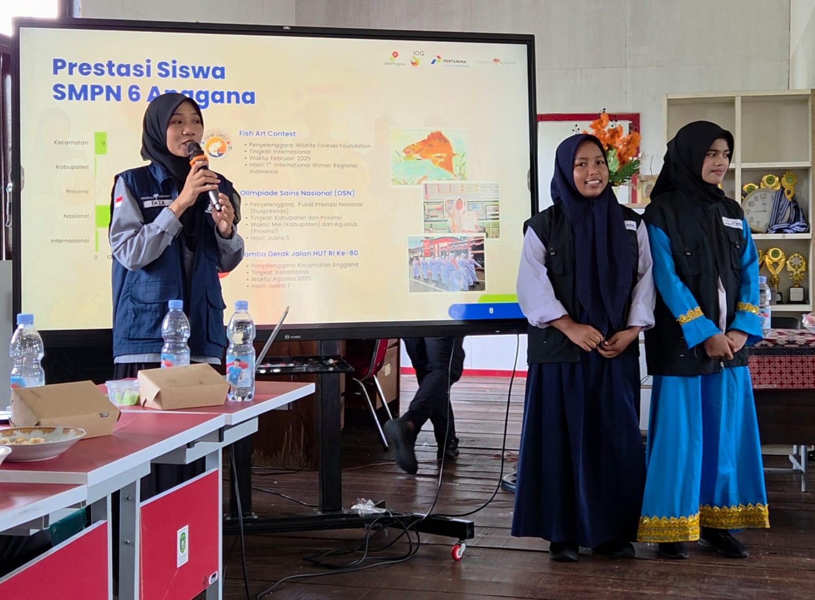 Lestari (kanan) siswi SMPN 6 Anggana yang juga bertugas sebagai duta narkoba NAPZA di sekolahnya.