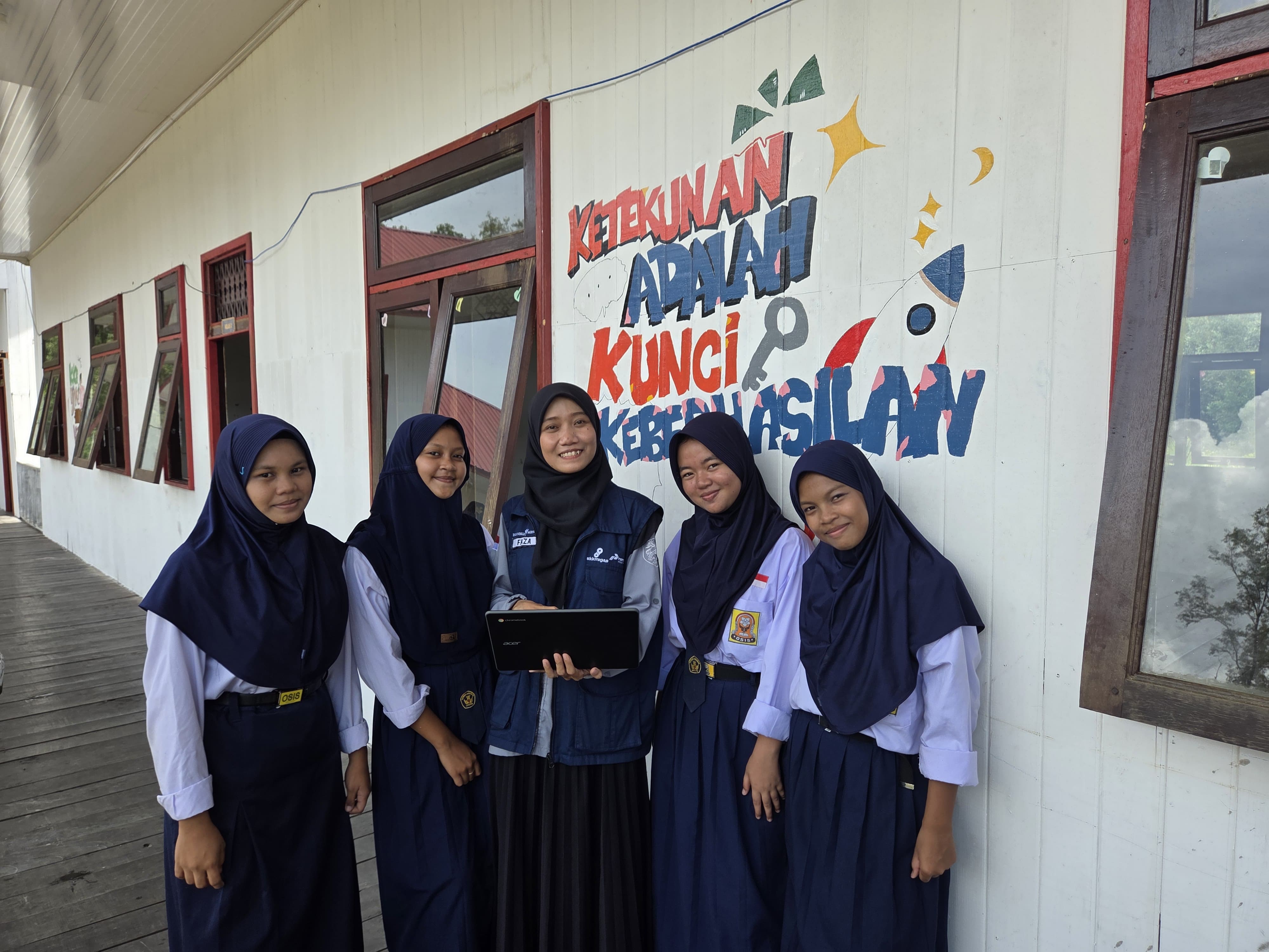 Guru penggerak di SMPN 6 Anggana, Naila Faza Kamila bersama murid-muridnya.