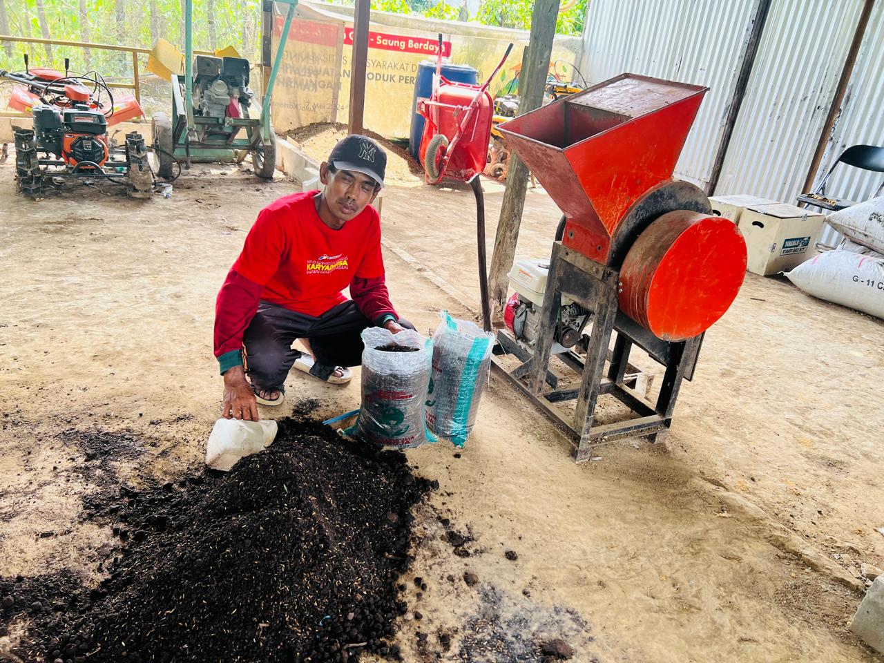 Tarimin sedang membuat pupuk organik.