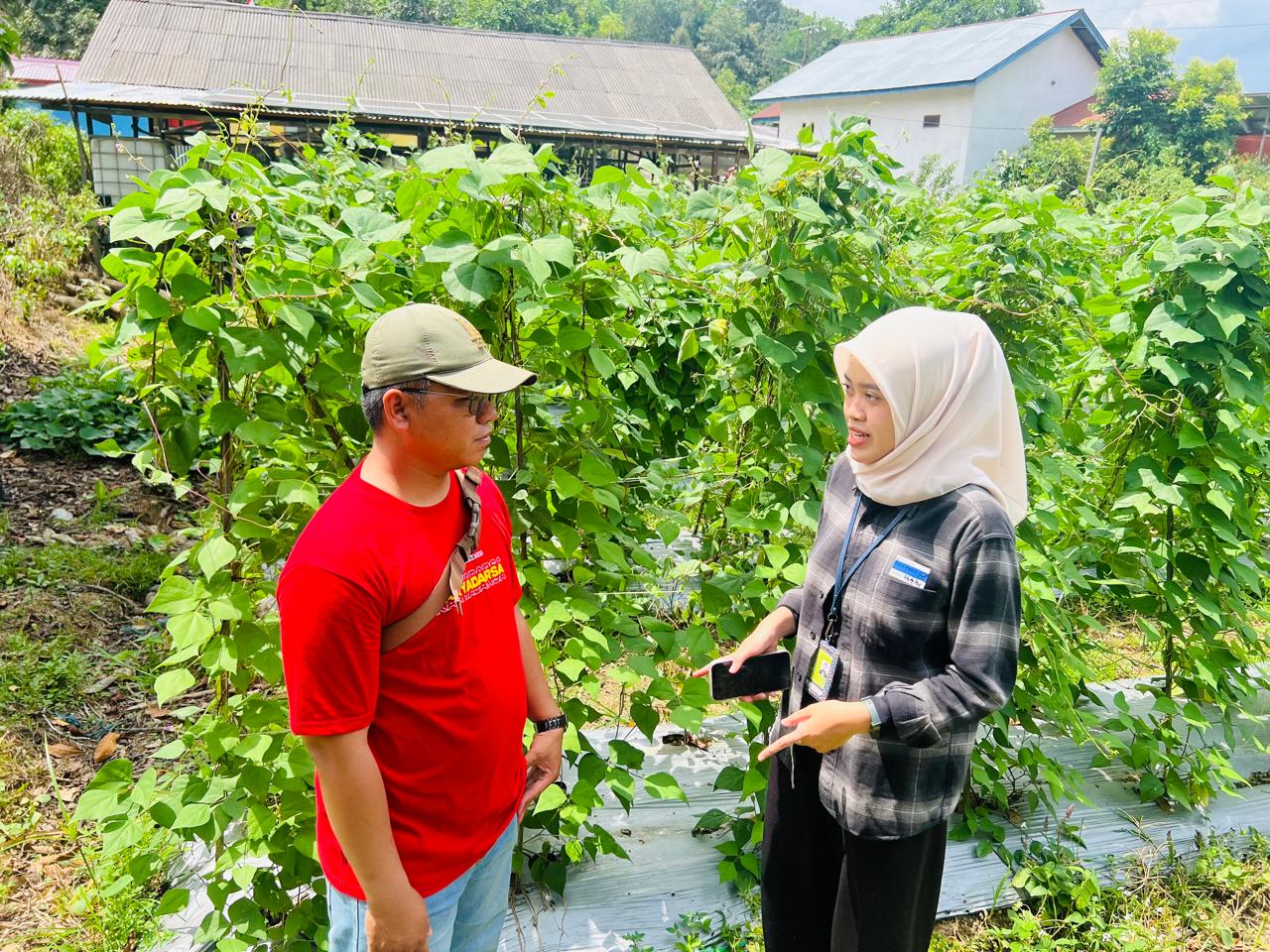 Suwardani dan Revi Ayu berbincang mengenai program BUMDes.