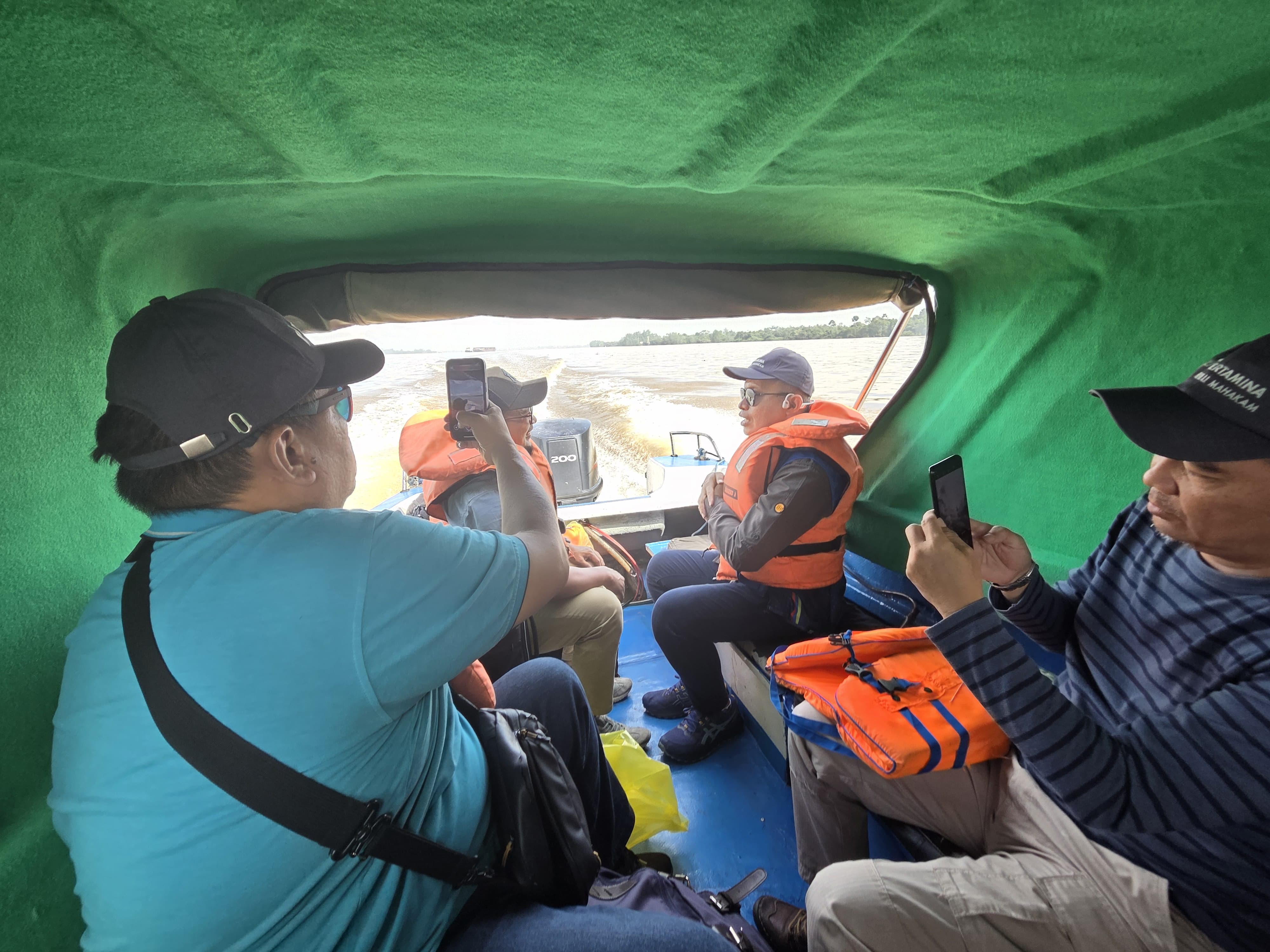 Perjalanan di speedboat antar media dan pihak PHM yang diwarnai dengan diskusi dan obrolan ringan.