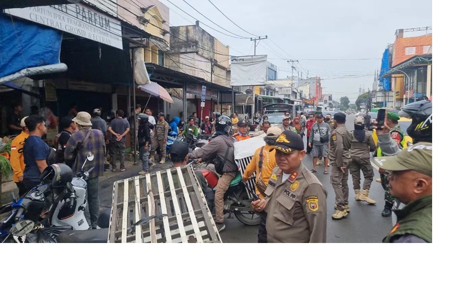 Pedagang ayam di bahu jalan ditertibkan.