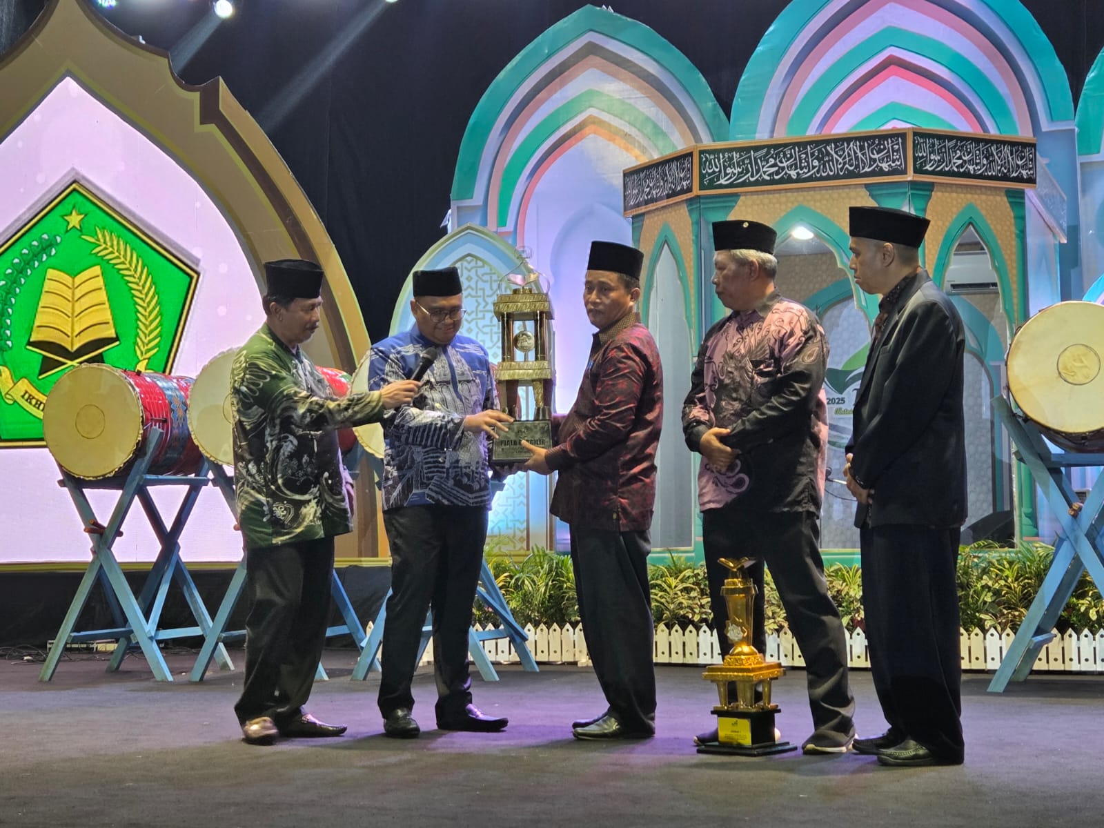 Penutupan MTQ ke-46 Kukar, Bupati Aulia Rahman Basri menyerahkan piala juara umum kepada Kecamatan Tenggarong (Elmo/Prokal.co)