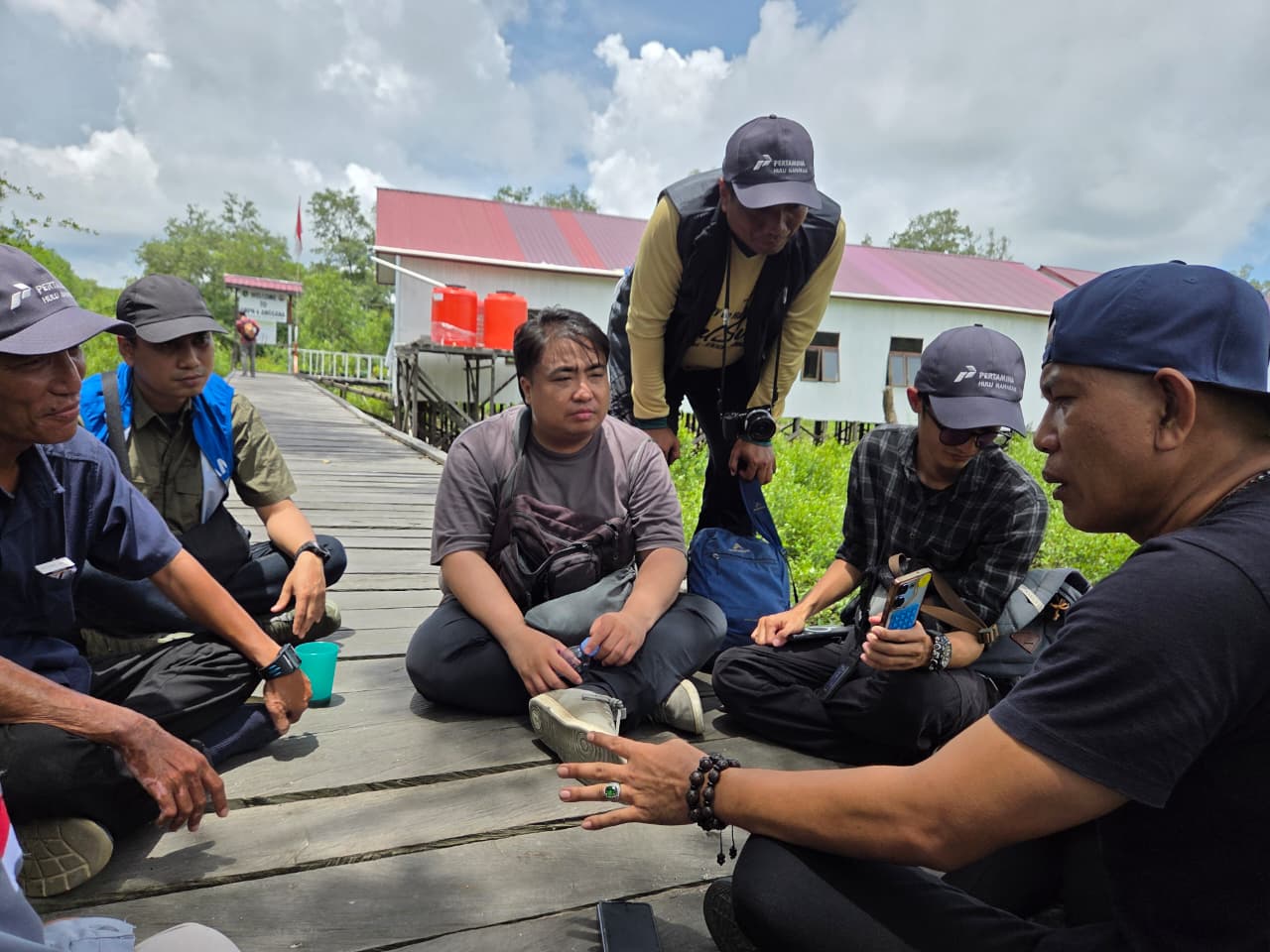 Kepala Desa Sepatin, Arianto Juanda berbincang dengan wartawan.
