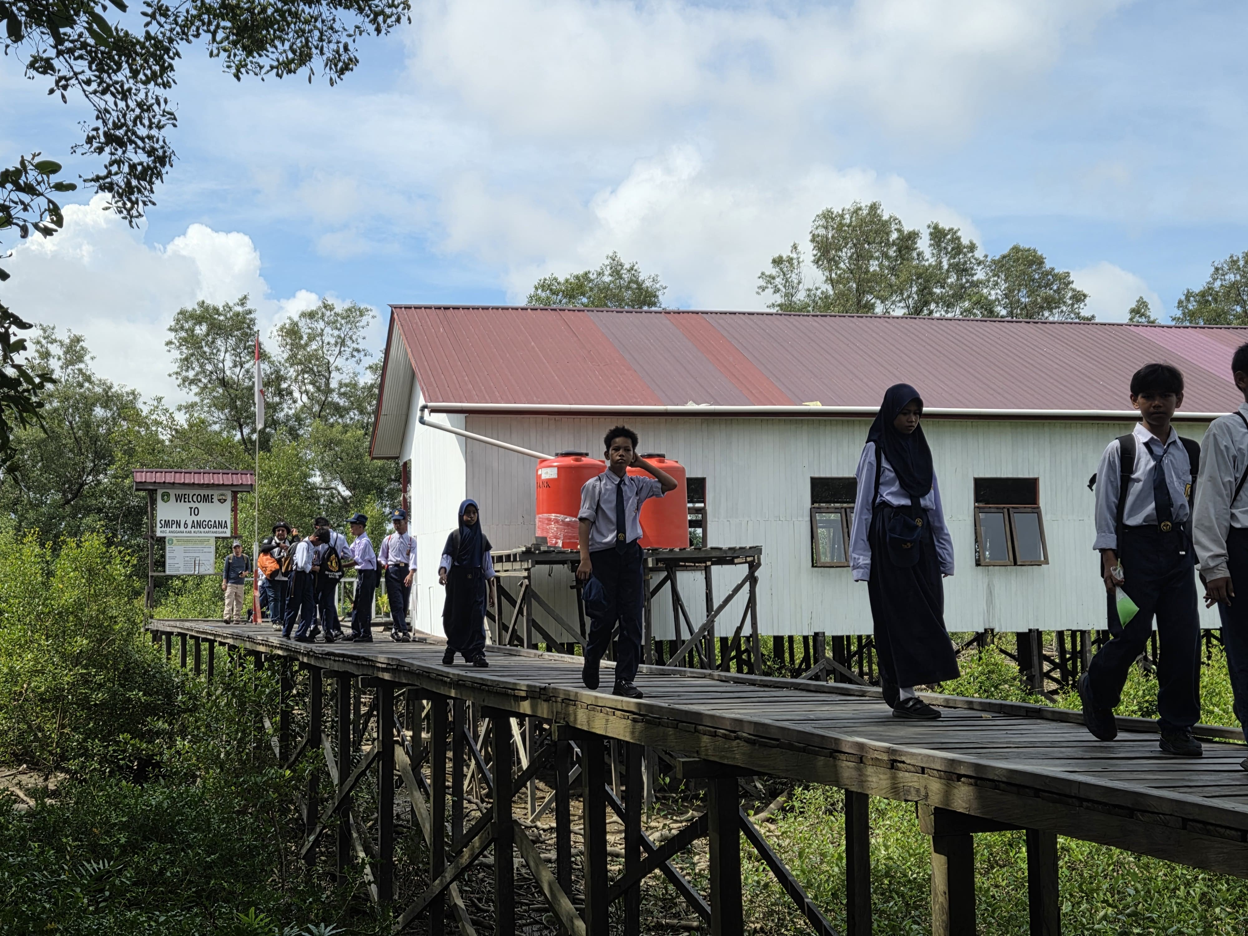 Suasana SMP Negeri 6 Anggana di Desa Sepatin, dengan kondisi sungai yang surut.