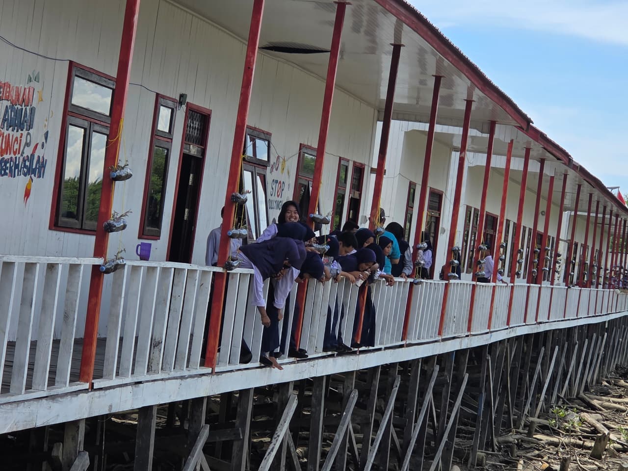 Suasana murid SMPN 6 Anggana.