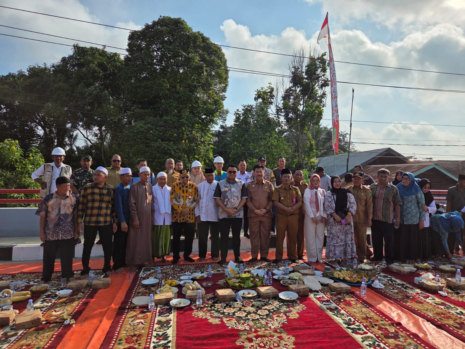 Bupati Kukar Aulia Rahman Basri saat peresmian Jembatan Sei Jongkang bersama warga (Elmo/Prokal.co)