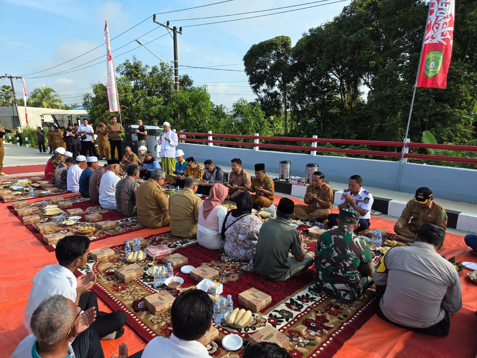 Bupati Kukar Aulia Rahman Basri bersama jajaran dan warga Desa Jongkang, Loa Kulu pasca meresmikan jembatan (Elmo/Prokal.co)