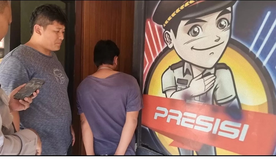 DD diamankan di Polsekta Samarinda Kota setelah lakukan pelecehan terhadap bocah berusia 5 tahun. (kis)