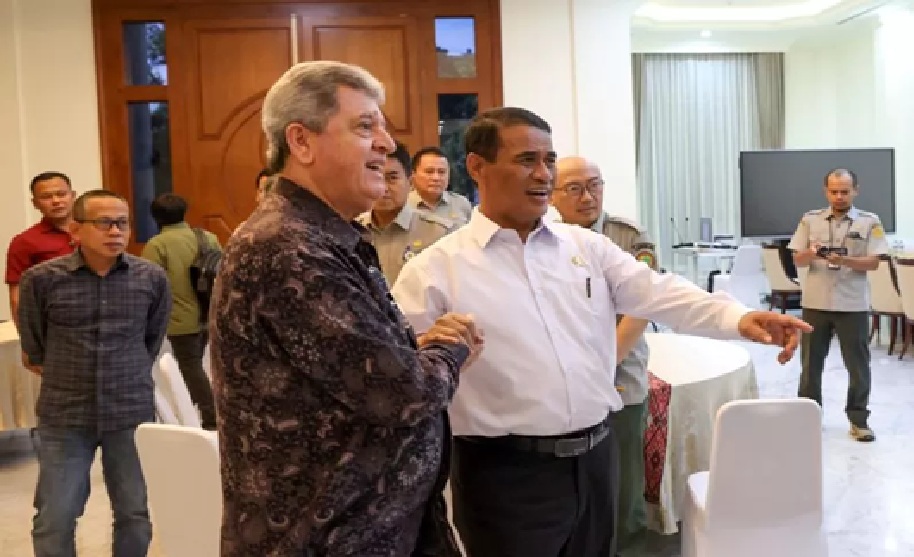 Menteri Pertanian Republik Indonesia Andi Amran Sulaiman bertemu dengan Duta Besar Palestina untuk Indonesia Zuhair Al-Shun di Jakarta, Kamis (30/10). (ANTARA/HO-Humas Kementan)
