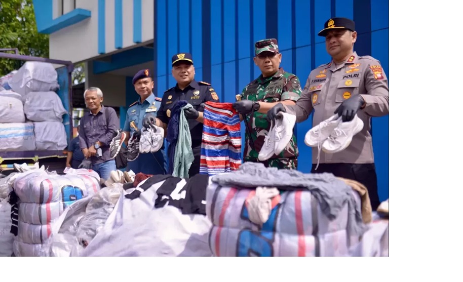 Kepala Kantor Wilayah DJBC Kalimantan Bagian Barat, Imik Eko Putro bersama Pangdam XII Tanjungpura Mayjen Jamalulael dan Kapolda Kalbar Irjen Pol Pipit Riemanto menunjukan barang bukti pakaian bekas.